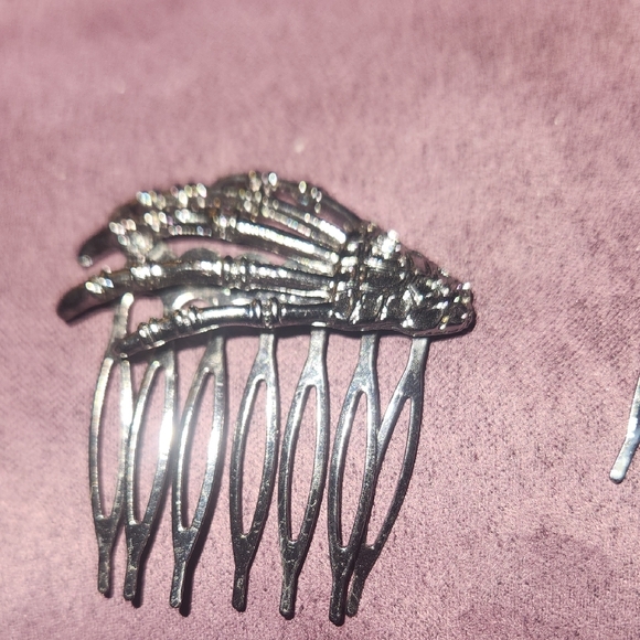 Skeleton Hand Hair Clips - Silver - Picture 3 of 4